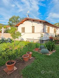 Villetta singola con ampio giardino su 4 lati 