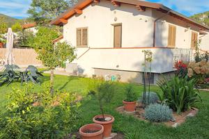 Villetta singola con ampio giardino su 4 lati 
