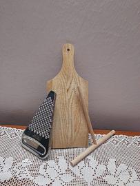 Spatola creps in legno + tagliere + grattugia