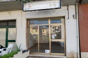 In zona centrale locale commerciale con vetrina