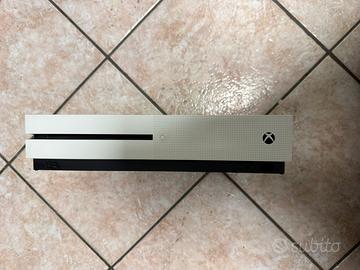 Xbox One S + 2 controller + giochi + cuffie