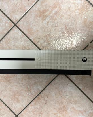 Xbox One S + 2 controller + giochi + cuffie