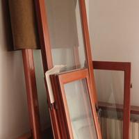 Infissi in legno di larice con vetrocamera.