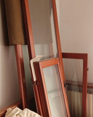 Infissi in legno di larice con vetrocamera.