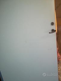 porta azzurra compresa di telaio e maniglia 