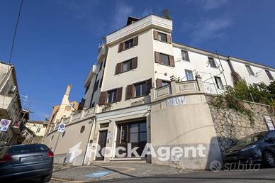 STABILE DI RECENTE COSTRUZIONE CON ASCENSORE PRIVA