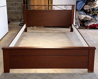 Letto matrimoniale in legno color noce