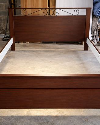 Letto matrimoniale in legno color noce