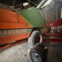 Imballatrice, autocaricante e scala per balle