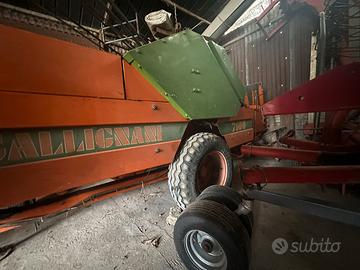 Imballatrice, autocaricante e scala per balle