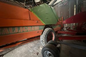 Imballatrice, autocaricante e scala per balle