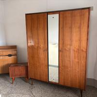 Armadio, comodino, mobile con cassetto e ante
