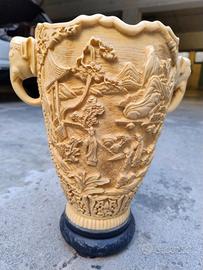 Vaso in resina intagliata 