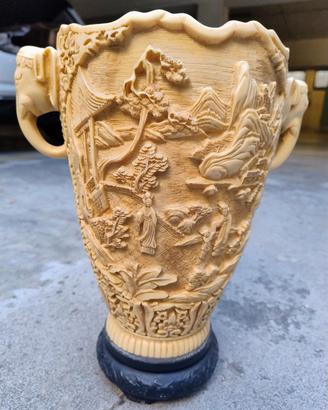 Vaso in resina intagliata 
