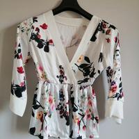 Blusa bianca con fiori, stile orientale