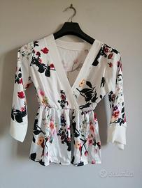 Blusa bianca con fiori, stile orientale