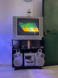Televisore maxi schermo e stereo alta potenza JVC