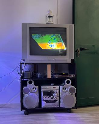 Televisore maxi schermo e stereo alta potenza JVC