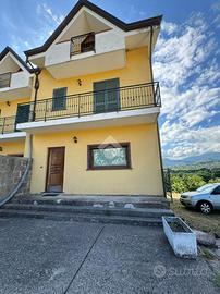 VILLA A SCHIERA A GIFFONI VALLE PIANA