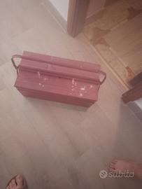 Comodino e cassetta attrezzi vuota