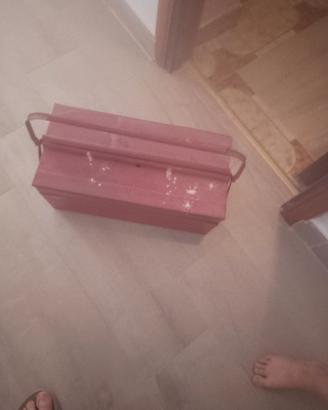 Comodino e cassetta attrezzi vuota