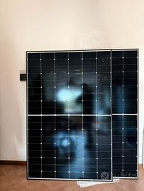 Due pannelli solari e microinverter