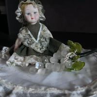 Bambolina in porcellana con vestito verde scuro