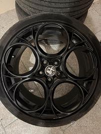 4 cerchi in lega Alfa Romeo neri lucidi 18”