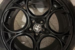 4 cerchi in lega Alfa Romeo neri lucidi 18”