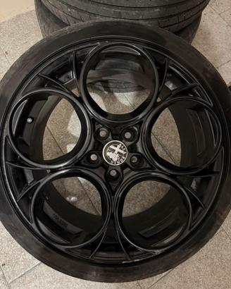 4 cerchi in lega Alfa Romeo neri lucidi 18”