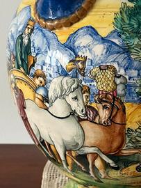 Antico vaso in maiolica istoriata