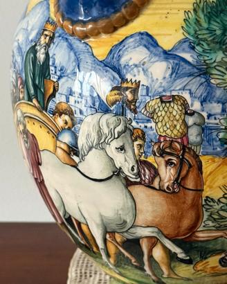Antico vaso in maiolica istoriata