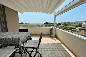 Attico con piscina e vista mare