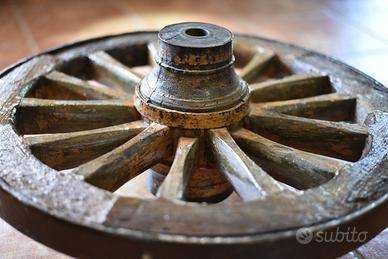 antica ruota da carro in legno e ferro battuto