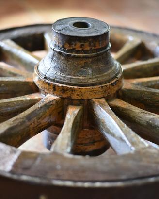 antica ruota da carro in legno e ferro battuto