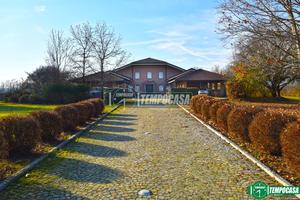 ESCLUSIVA VILLA BIFAMILIARE IMMERSA NEL PARCO PRIV