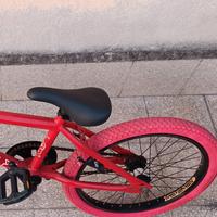 BMX  BTWIN  revisionata pronta per pedalare.
