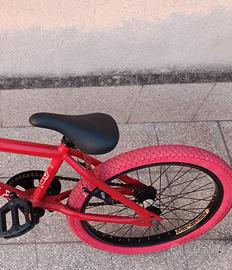 BMX  BTWIN  revisionata pronta per pedalare.