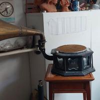 Grammofono a tromba antico - giradischi manuale