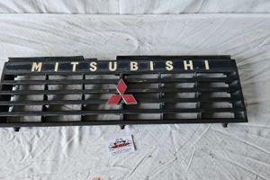 MITSUBISHI PAJERO L040 L044 MASCHERINA ANTERIORE