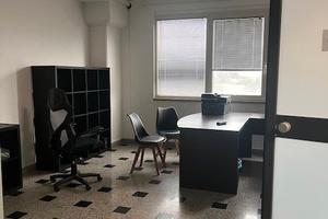 Ufficio open space con ascensore e posto auto