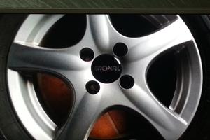 4 pneumatici Pirelli 195/65/R15 e cerchi lega 