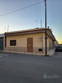Casa ad angolo Anni 60 con garage a pochi metri