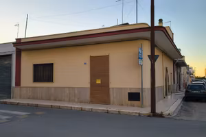 Casa ad angolo Anni 60 con garage a pochi metri