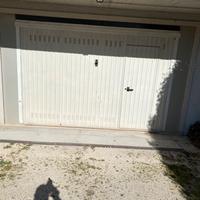 Portone basculante con motori