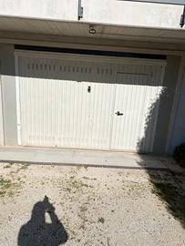 Portone basculante con motori