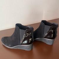 Stivaletti neri con zeppa e zip posteriore