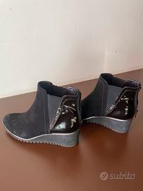 Stivaletti neri con zeppa e zip posteriore