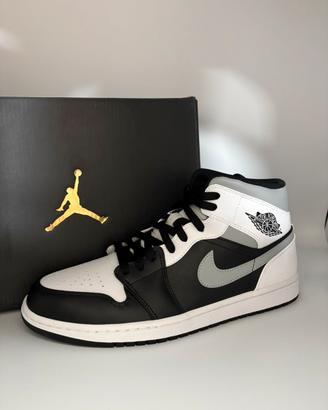 Air Jordan 1 mid smoke gray