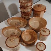 Set di stoviglie in coccio.